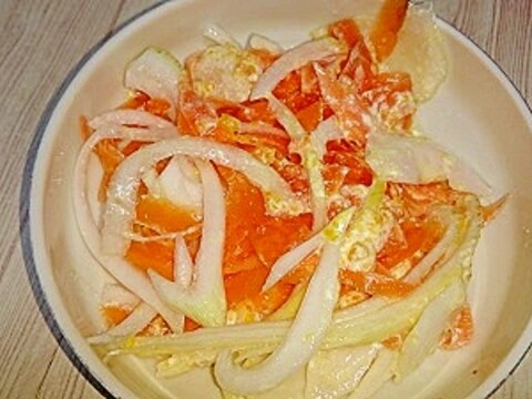 ピーラー人参と新玉ねぎのおろし金柑マヨサラダ